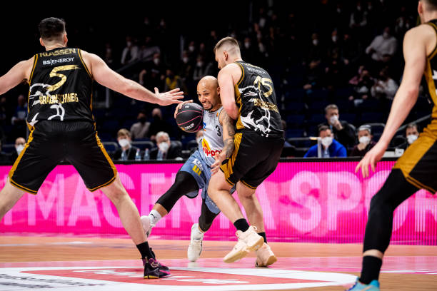 斜传到詹姆 斜传到詹姆