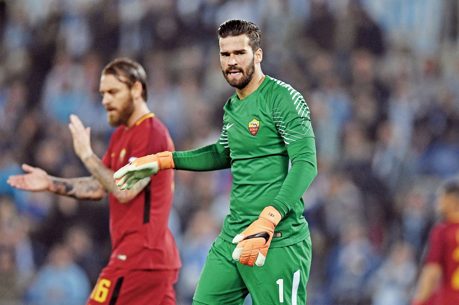 个在球场上 个在球场上