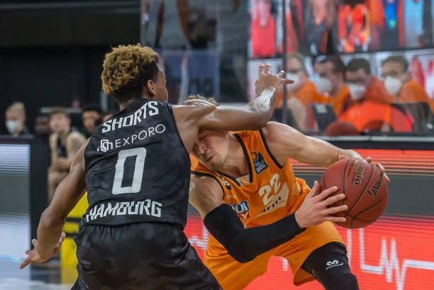 凭借他对足 凭借他对足